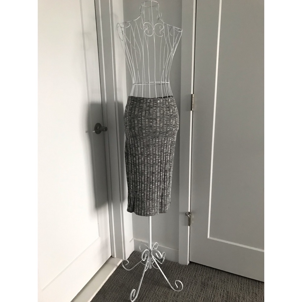 Ribbed Knit High-Waisted Pencil Skirt | Versatile Stretch Fit M